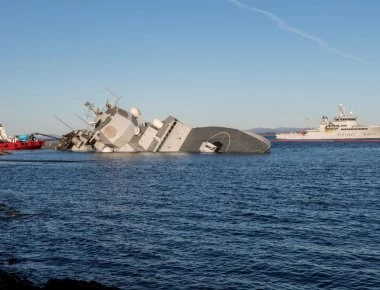 Βύθιση νορβηγικής φρεγάτας από ελληνικό τάνκερ: Εντυπωσιακές φωτό & βίντεο από το μεγαλύτερο ναυτικό ατύχημα της 50ετίας